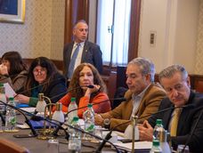 La Comisión de DDHH y Equidad de Género, presidida por la senadora Constanza Moreira, trató el proyecto de ley “Divulgación de contenidos sexuales elaborados con inteligencia artificial”. La Comisión de DDHH y Equidad de Género, presidida por la senadora Constanza Moreira, trató el proyecto de ley “Divulgación de contenidos sexuales elaborados con inteligencia artificial”.