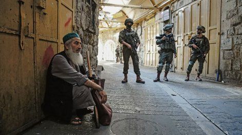 Soldados israelíes patrullando las calles de Hebrón, Cisjordania.