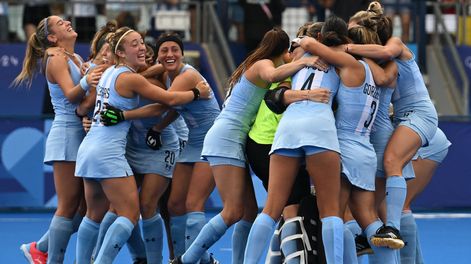 La selección argentina de hockey festejando la medalla de bronce en París