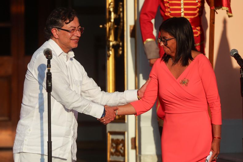 El presidente de Colombia, Gustavo Petro (i), saluda a la mandataria encargada de Venezuela, Delcy Rodríguez, al finalizar una reunión el viernes 24 de abril de 2026 en Caracas (Venezuela).