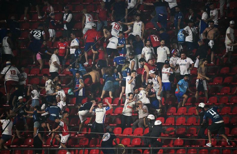 En la AUF sostienen que los episodios de represión policial a hinchas uruguayos en Brasil —como este de la Policía Civil de San Pablo contra hinchas de Nacional en el estadio Morumbi en 2024— son más frecuentes, pero reciben menos atención que los casos de racismo