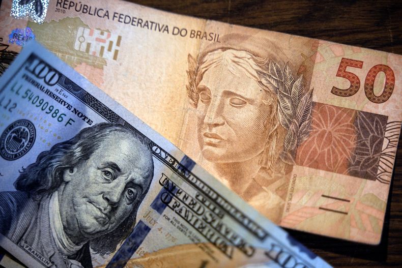 El dólar se valorizó por encima de seis reales en Brasil; los agentes locales atentos