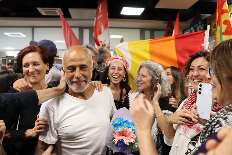 Activistas de la Flotilla Global Sumud son recibidos tras su llegada al aeropuerto de Fiumicino en un vuelo de Turkish Airlines a Roma, Italia, el 4 de octubre de 2025.