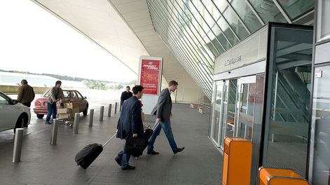 Viajeros ingresan al Aeropuerto Internacional de Carrasco. Foto: Ricardo Antúnez / adhocFOTOS