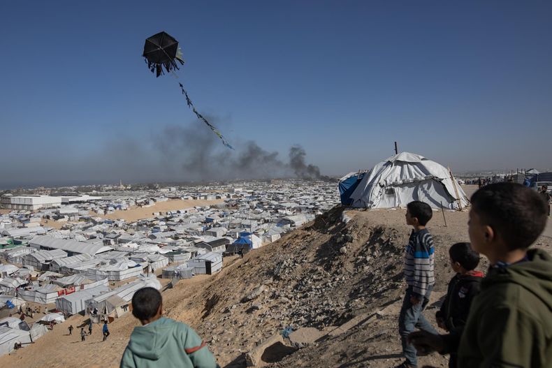 La gente observa cómo se eleva el humo tras un ataque aéreo israelí que tuvo como objetivo el campamento de Ghaith, que alberga a personas desplazadas, en la zona de Al-Mawasi, al oeste de Khan Younis, en el sur de la Franja de Gaza, el 31 de enero de 2026.