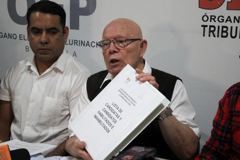 El presidente en ejercicio del Tribunal Supremo Electoral, Oscar Hassenteufel, habla en una rueda de prensa. El TSE de Bolivia habilitó a los 10 binomios presidenciales que se inscribieron para los comicios del próximo 17 de agosto, entre los que no figura la candidatura del exmandatario Evo Morales, quien insiste en participar con un partido que perdió su personalidad jurídica