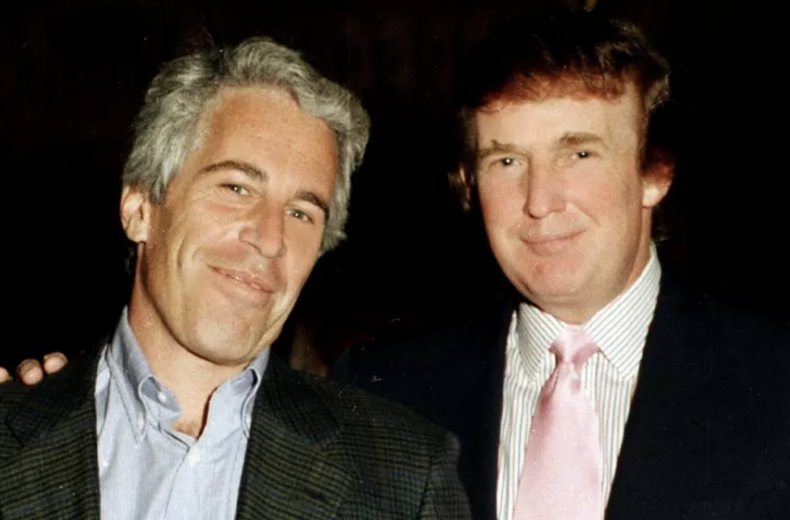 Jeffrey Epstein, a la izquierda, con Donald Trump en la propiedad del actual presidente en Mar-a-Lago, Florida, en 1997