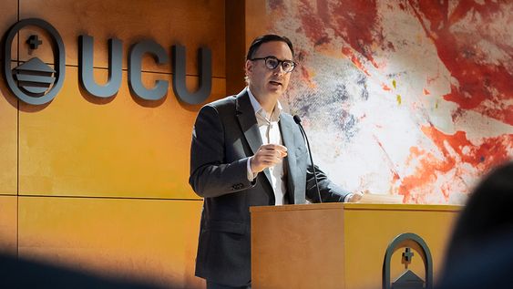 Guillermo Tolosa, presidente del BCU, en la presentación en el evento de la UCU.