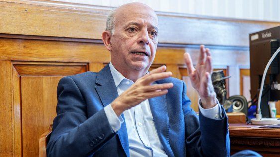 Javier García durante la entrevista con Búsqueda. Javier García durante la entrevista con Búsqueda.