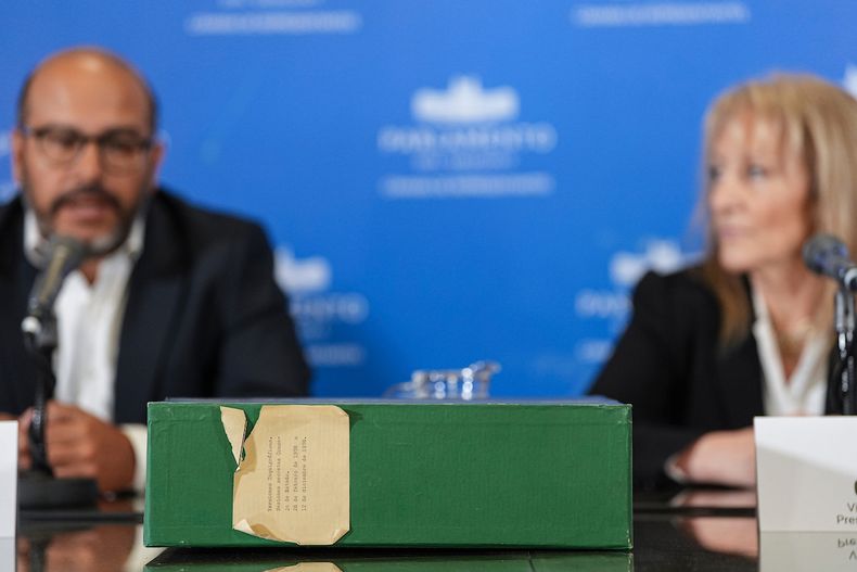 Sebastian Valdomir y Carolina Cosse durante la conferencia de prensa en la que informaron del hallazgo de 12 cajas con actas de sesiones secretas del Consejo de Estado de la dictadura.