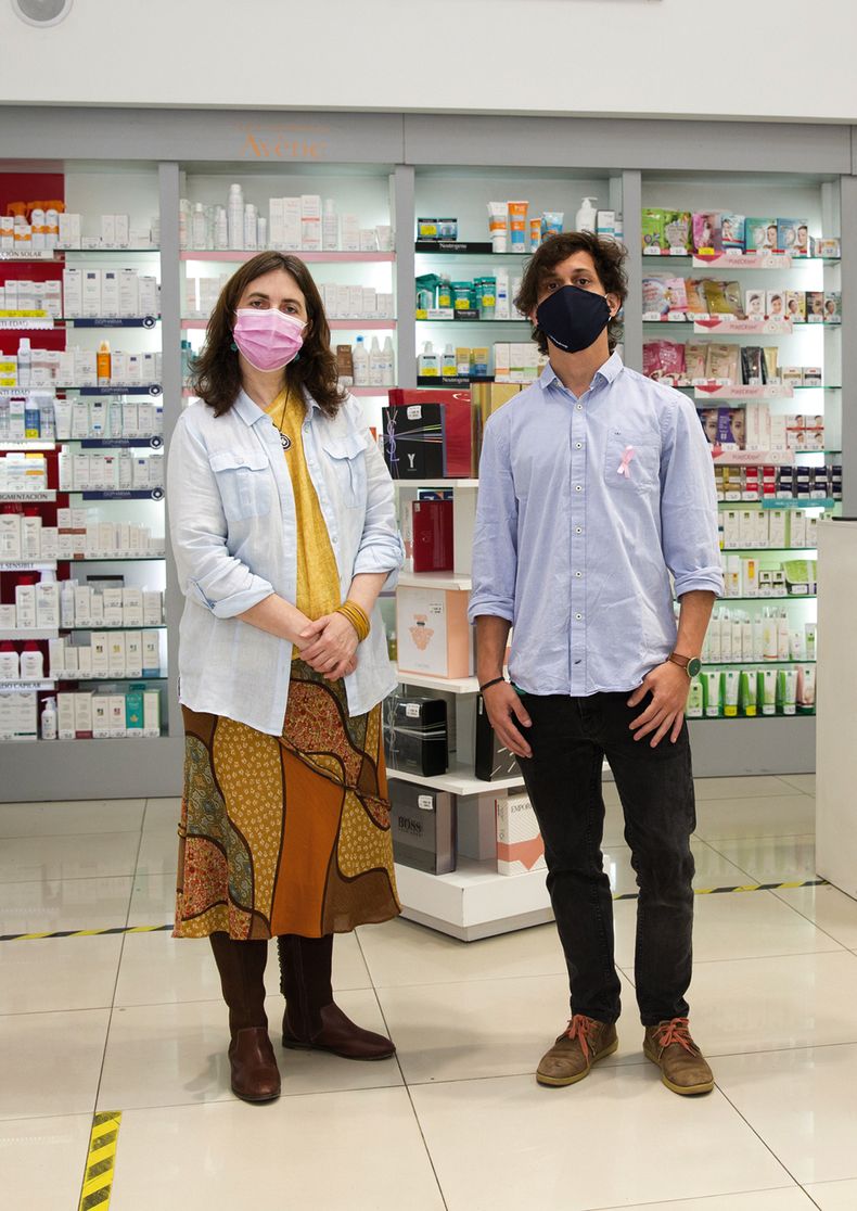 De Educación Poblacional de la Comisión Honoraria de Lucha contra el Cáncer Bibiana Sologaistoa junto a Brand Manager de Farmashop Mathías Diena. Foto: Lucía Durán.