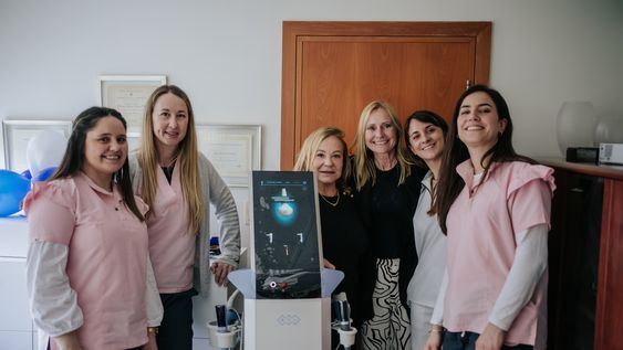 El staff de la Clínica Laser Light con Patricia Derner, representante de BTL Uruguay, y la directora de laclínica, la Dra. Helena Wernik El staff de la Clínica Laser Light con Patricia Derner, representante de BTL Uruguay, y la directora de laclínica, la Dra. Helena Wernik
