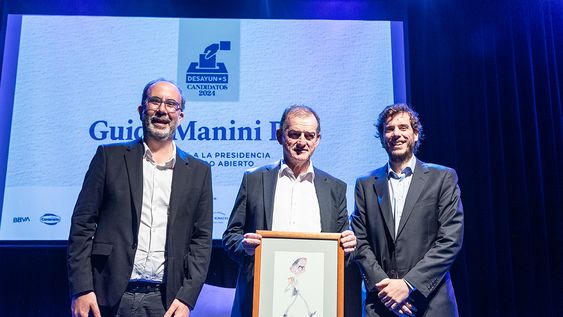 El director periodístico de Búsqueda Andrés Danza, el líder de Cabildo Abierto Guido Manini Ríos con la caricatura de Junior y el editor general de Búsqueda Guillermo Draper El director periodístico de Búsqueda Andrés Danza, el líder de Cabildo Abierto Guido Manini Ríos con la caricatura de Junior y el editor general de Búsqueda Guillermo Draper