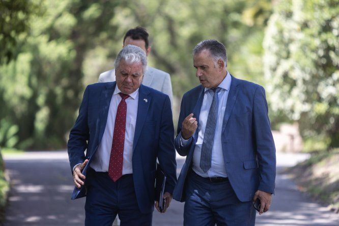El embajador estadounidense en Uruguay Louis Rinaldi y el presidente Yamandú Orsi.&nbsp;
