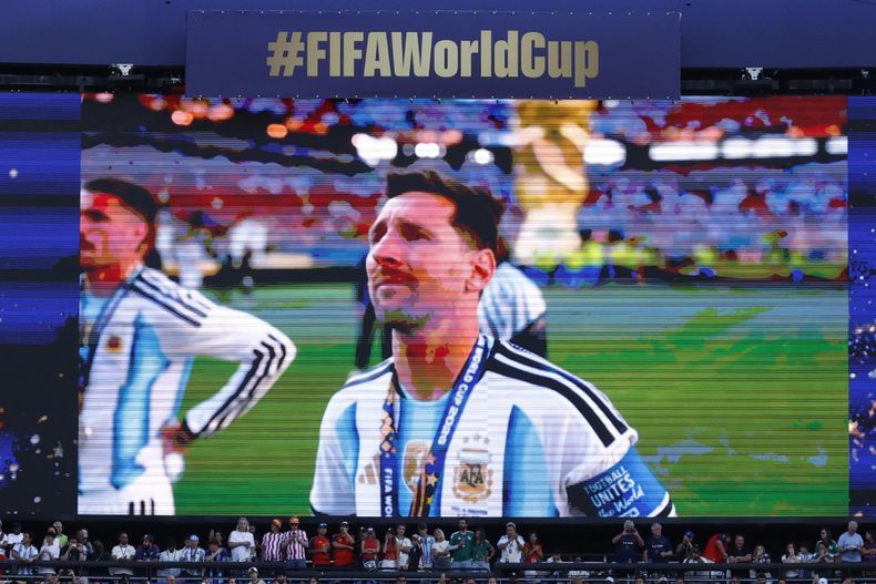 Lionel Messi de Argentina aparece llorando en una pantalla tras la derrota de su selección en la final de la Copa Mundial de la FIFA 2026.