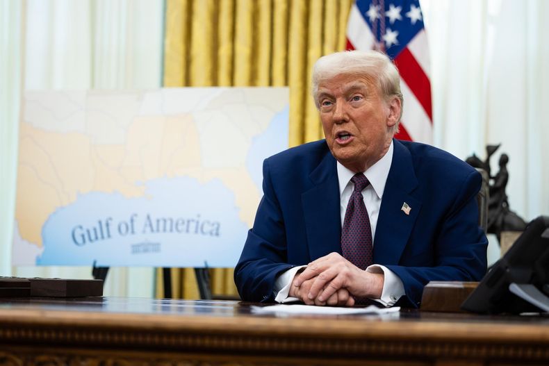Donald Trump en el despacho oval de la Casa Blanca el día que anunció el cambio de nombre del golfo de México