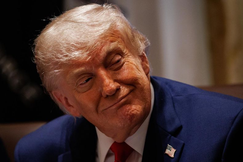 El presidente estadounidense Donald Trump reacciona durante una reunión de gabinete en la Sala del Gabinete de la Casa Blanca en Washington, D.C., EE. UU., el 27 de mayo de 2026.&nbsp;