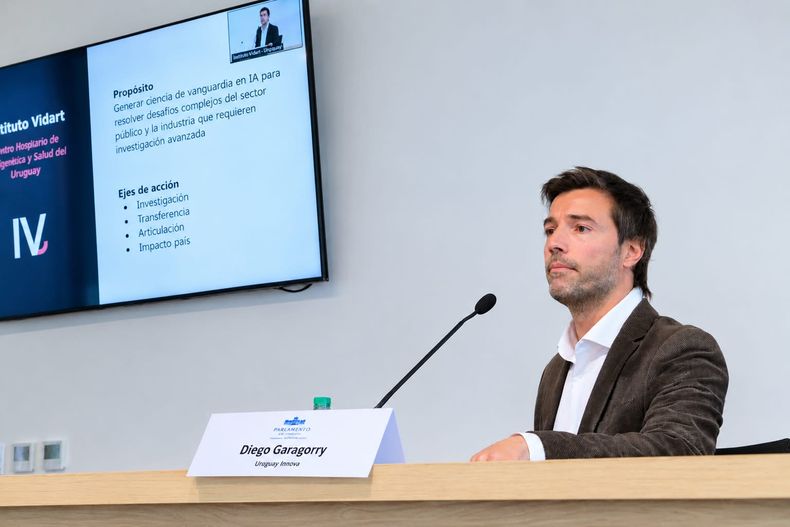 Diego Garagorry habla en el ciclo Inteligencia Artificial para la Toma de Decisiones Públicas que se realiza en el Parlamento, 14 de setiembre de 2026.