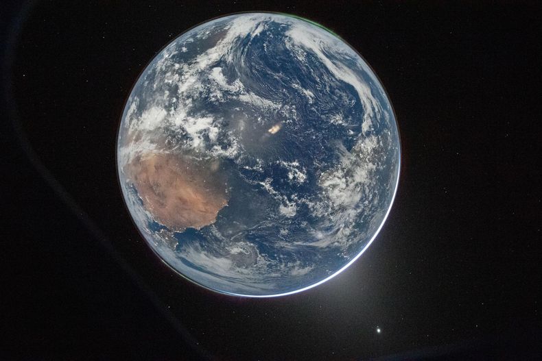Vista de la Tierra tomada por el astronauta de la NASA y comandante de Artemis II, Reid Wiseman, desde una de las ventanas de la nave espacial Orión tras completar la maniobra de inyección translunar el 2 de abril de 2026. La imagen muestra dos auroras (arriba a la derecha y abajo a la izquierda) y luz zodiacal (abajo a la derecha) visible durante el eclipse solar de la Tierra.