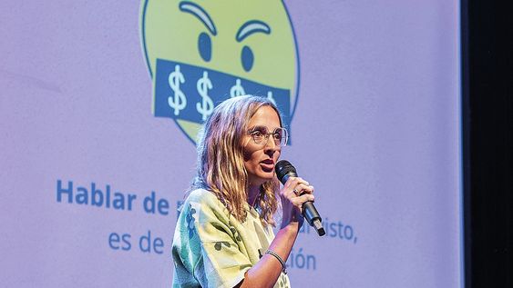 Caro Sur disertó sobre las mujeres y el manejo del dinero Caro Sur disertó sobre las mujeres y el manejo del dinero