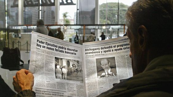 Una persona lee un diario en 2002 en plena crisis económica. Foto: AFP Una persona lee un diario en 2002 en plena crisis económica. Foto: AFP