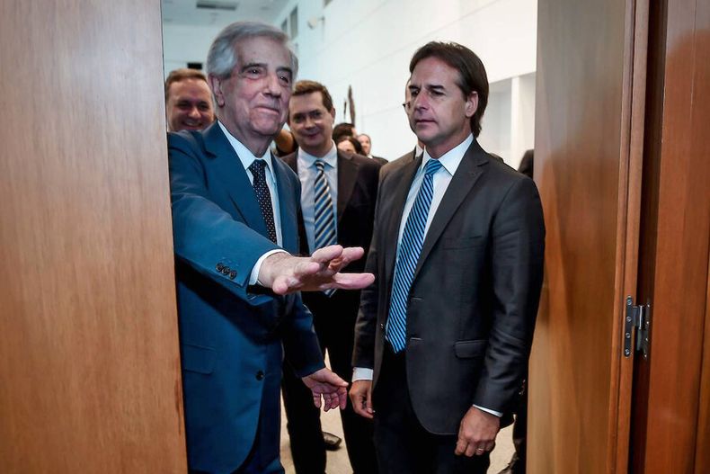 imagen de Con Argentina al borde del incendio, la economía uruguaya siguió 	débil y con problemas que recibe el futuro gobierno “multicolor”