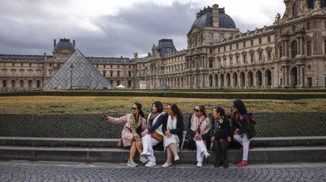 Visitantes en el exterior del Museo del Louvre, cerrado un día después de un robo en París, Francia.