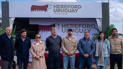 Los rematadores Daniel Dutra y Juan Martín Birriel; la vicepresidente y el presidente de la Sociedad Criadores de Hereford del Uruguay (SCHU), Lucía Perdomo y Nicolás Shaw; el presidente de la Sociedad Agropecuaria de Rocha, Joaquín Rivero; y los directivos de la SCHU Martín Segredo, María Giovanna Astore y Danilo Redín