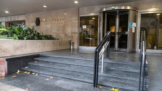 Fachada del Ministerio de Relaciones Exteriores. Foto Mauricio Zina / adhocFOTOS Fachada del Ministerio de Relaciones Exteriores. Foto Mauricio Zina / adhocFOTOS