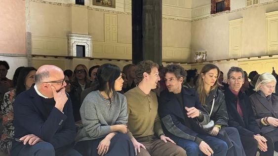 Se especula que la presencia de Zuckerberg en el desfile se debe a una inminente colaboración para presentar lentes inteligentes. Se especula que la presencia de Zuckerberg en el desfile se debe a una inminente colaboración para presentar lentes inteligentes.