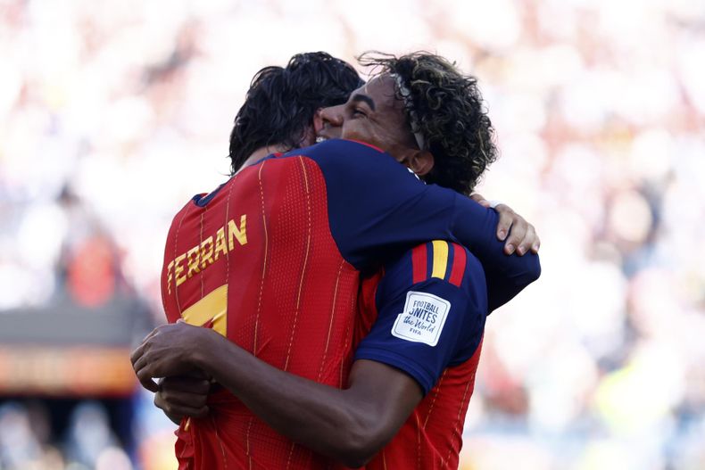 Ferran Torres celebra con Lamine Yamal tras marcar el 1-0 durante la final de la Copa Mundial de la FIFA 2026 entre España y Argentina.