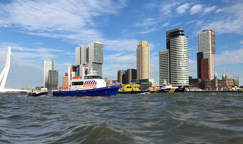 Un buque de la Policía Nacional de los Países Bajos patrulla el río Nieuwe Maas, en la entrada al Puerto de Róterdam