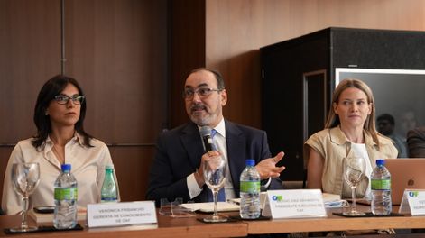 El presidente ejecutivo de la CAF, Sergio Díaz-Granados, durante la presentación del reporte a la prensa