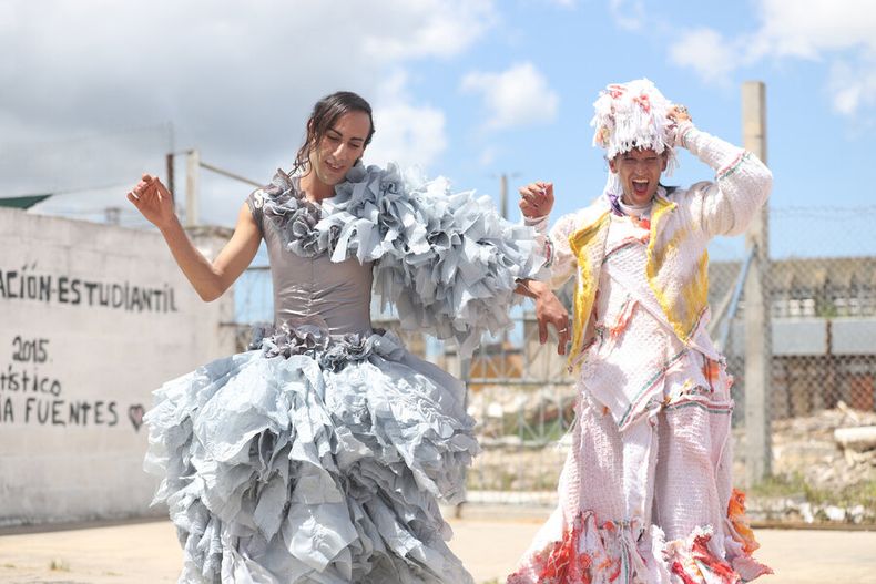 En el taller planean diseñar el vestido de una chica trans que, si consigue la autorización, se casará en diciembre con otro recluso. Foto: NDA / Búsqueda
