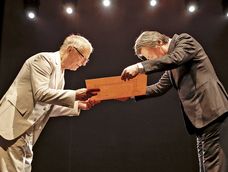 Hugo Fattoruso recibe el diploma de manos del embajador de Japón Kenichi Okada.