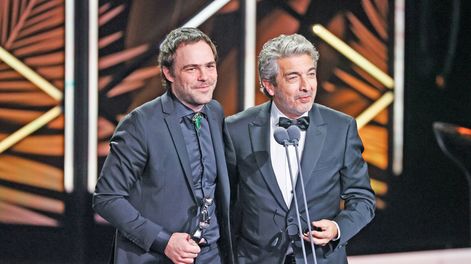 Ricardo Darín y Peter Lanzani recibieron el premio Platino a Mejor guion en nombre de Mariano llinás y Santiago Mitre por Argentina, 1985. Foto: Mariscal, EFE