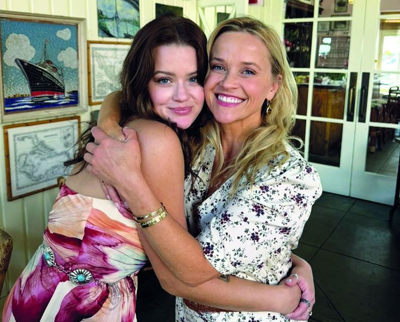 En una de las fotos que compartió Reese Witherspoon el Día de la Madre se mostró junto a su hija mayor, Ava