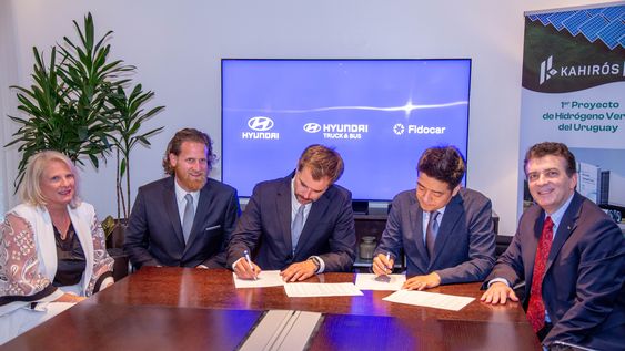 Firma del convenio entre Hyundai y Fidocar para la compra de camiones que Fidocar aportará al proyecto Kahirós Firma del convenio entre Hyundai y Fidocar para la compra de camiones que Fidocar aportará al proyecto Kahirós