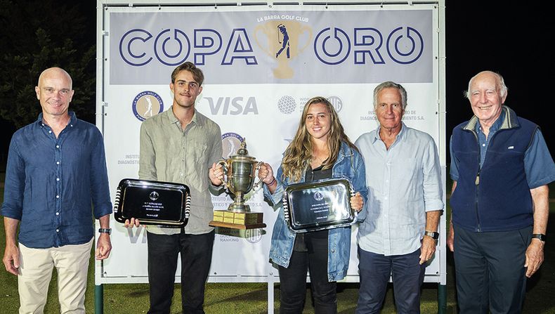Vicecapitán de Golf de La Barra Luc Van Malder y ganadores de categoría scratch de la XVII Copa de Oro Juan Pedro Altamirano y Victoria Bargo con el presidente y el secretario de Golf de La Barra: Guillermo Beckmann y Marcos Martins