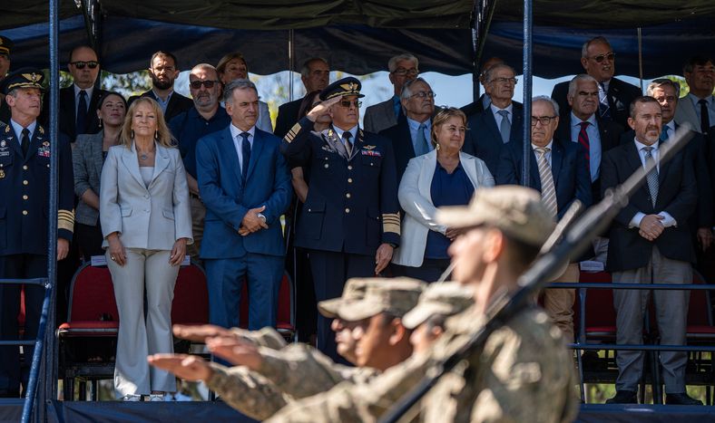 Yamandú Orsi, Carolina Cosse, Sandra Lazo, Alfredo Fratti y Bettiana Díaz, entre otros, en el acto por el aniversario de la Fuerza Aérea Uruguaya