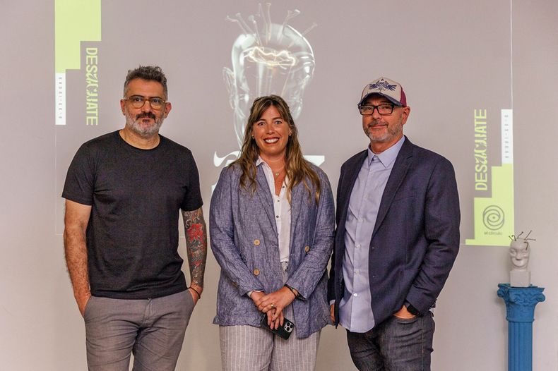 El presidente del Círculo Uruguayo de la Publicidad Silvio Maldonado, la presidenta del Desachate 2023 María José Caponi y Nacho Vallejo, presidente del Festival del Desachate 2023