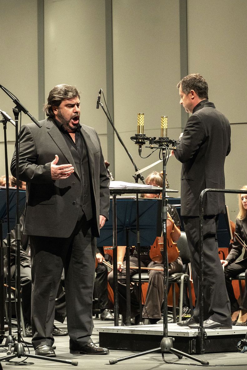 Carlo Ventre en el escenario del Teatro Solís