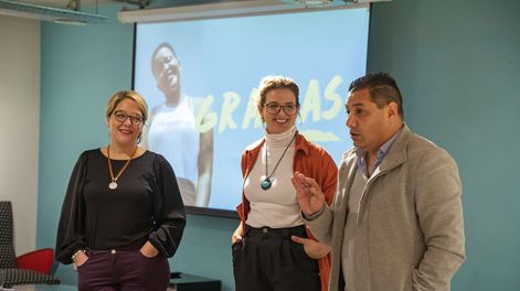 Psicoterapeuta Martina Gadea, brand lead de Cuidado del Hogar de Unilever Laura Passano y Adrián Russo, presidente de la Cámara de Comercio y Negocios LGBT de Uruguay