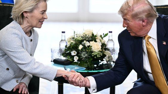 Donald Trump estrecha la mano de la presidenta de la Comisión Europea, Ursula von der Leyen, durante una reunión en Turnberry, al suroeste de Escocia, el 27 de julio de 2025.