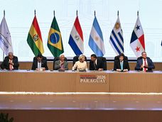 El Mercosur y la Unión Europea firmaron un acuerdo el 17 de enero, tras 25 años de preparación, para crear una de las mayores áreas de libre comercio del mundo en un momento de creciente proteccionismo y volatilidad. El Mercosur y la Unión Europea firmaron un acuerdo el 17 de enero, tras 25 años de preparación, para crear una de las mayores áreas de libre comercio del mundo en un momento de creciente proteccionismo y volatilidad.