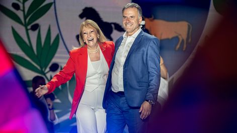 Yamandú Orsi y Carolina Cosse tras conocerse los resultados del balotaje