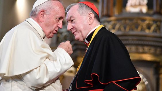 El papa Francisco habla con el secretario de Estado del Vaticano, cardenal Pietro Parolin. Foto: AFP. El papa Francisco habla con el secretario de Estado del Vaticano, cardenal Pietro Parolin. Foto: AFP.
