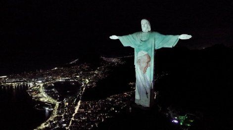 El Cristo Redendor iluminado con una imagen del papa Francisco para pedir por la salud del sumo pontífice, en Río de Janeiro.