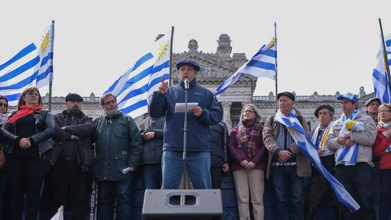 Guillermo Franchi lee una proclama, durante la manifestación de Un Solo Uruguay, frente al Palacio Legislativo en 2019. Foto: Pablo Vignali / adhocFOTOS