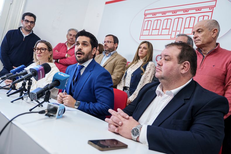 Desde la izquierda, sentados: Elianne Castro, Andrés Ojeda y Walter Cervini